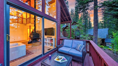 Bear's Lair by Avantstay Forest Views + Decks Truckee + Lake Tahoe