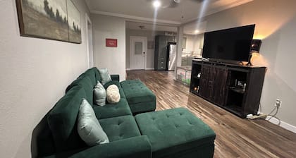 Comfy Crossroads - 1mi to HWY & 4mi to Downtown