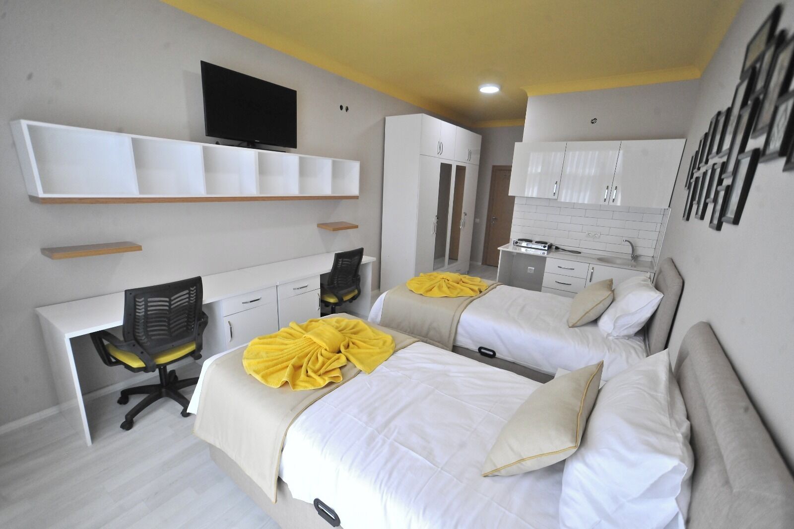Quarto casal ou duplo luxo, vista para a cidade | Escrivaninha, espaço de trabalho para notebook, quartos à prova de som