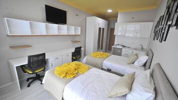 Deluxe-Doppel- oder -Zweibettzimmer, Stadtblick | Schreibtisch, laptopgeeigneter Arbeitsplatz, schallisolierte Zimmer