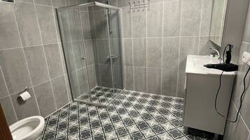 Deluxe-Doppel- oder -Zweibettzimmer, Stadtblick | Badezimmer | Dusche, kostenlose Toilettenartikel, Haartrockner, Hausschuhe