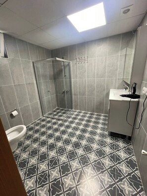 Quarto casal ou duplo luxo, vista para a cidade | Banheiro | Chuveiro, produtos de toalete grátis, secador de cabelo, chinelos