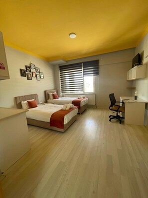 Quarto casal ou duplo luxo, vista para a cidade | Escrivaninha, espaço de trabalho para notebook, quartos à prova de som