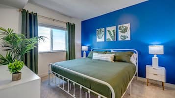 Tabla de planchar con plancha, wifi y ropa de cama