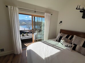 Tabla de planchar con plancha, internet y ropa de cama 
