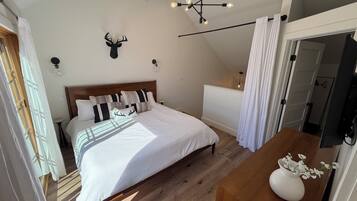 2 bedrooms, iron/ironing board, internet, bed sheets
