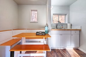 Suíte luxo, sacada, vista para a montanha | Cozinha privada | Frigobar, moedor de café, freezer