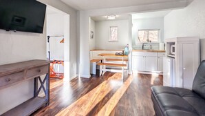 Deluxe Suite, Balcony, Mountain View | Living area