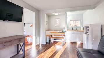 Deluxe suite, balkon, uitzicht op bergen | Woonruimte