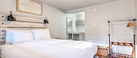 Deluxe Suite, Balcony, Mountain View | WiFi (free), bed sheets