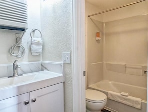 Een badkamer met een wastafel, toilet en douche.