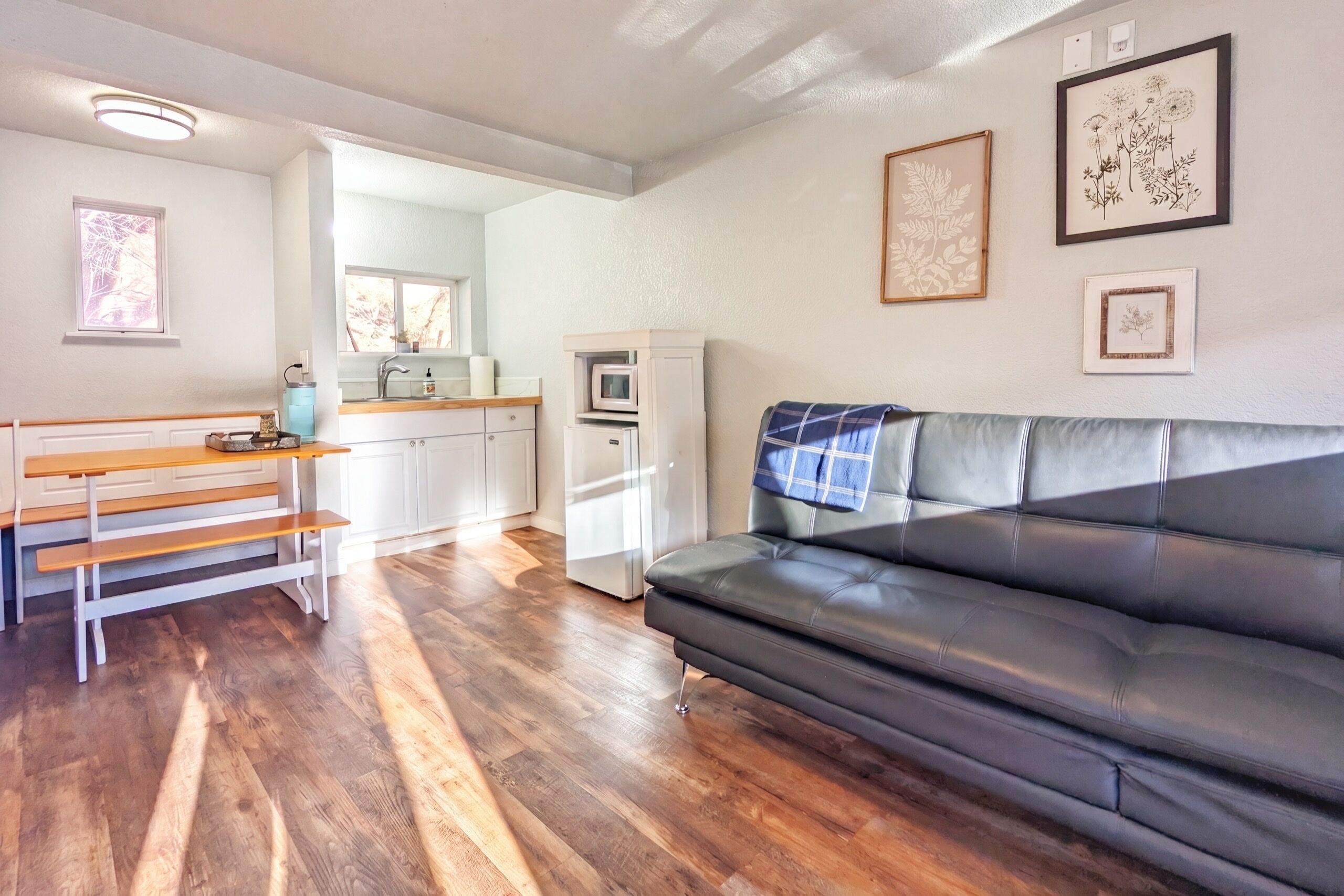 Deluxe Suite, Balcony, Mountain View | WiFi (free), bed sheets
