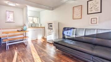 Deluxe Suite, Balcony, Mountain View | WiFi (free), bed sheets