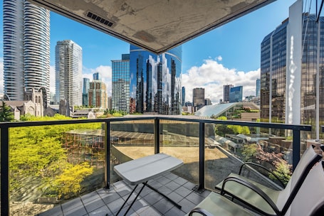 Luxury apartment centrally located 2 Bedrooms & 2 Baths in the heart of Downtown