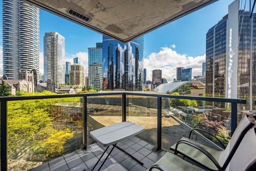 Luxury apartment centrally located 2 Bedrooms & 2 Baths in the heart of Downtown