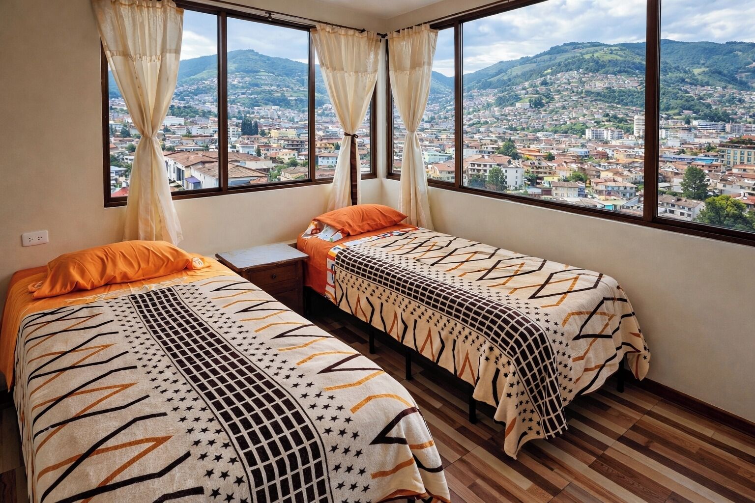 Una habitación con dos camas, una mesita de noche y ventanas amplias con vista a la ciudad.