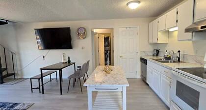 Cozy 2BR Near Downtown Auburn | Deck+W&D+Parking