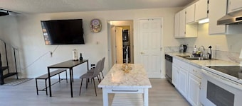 Cozy 2BR Near Downtown Auburn | Deck+W&D+Parking