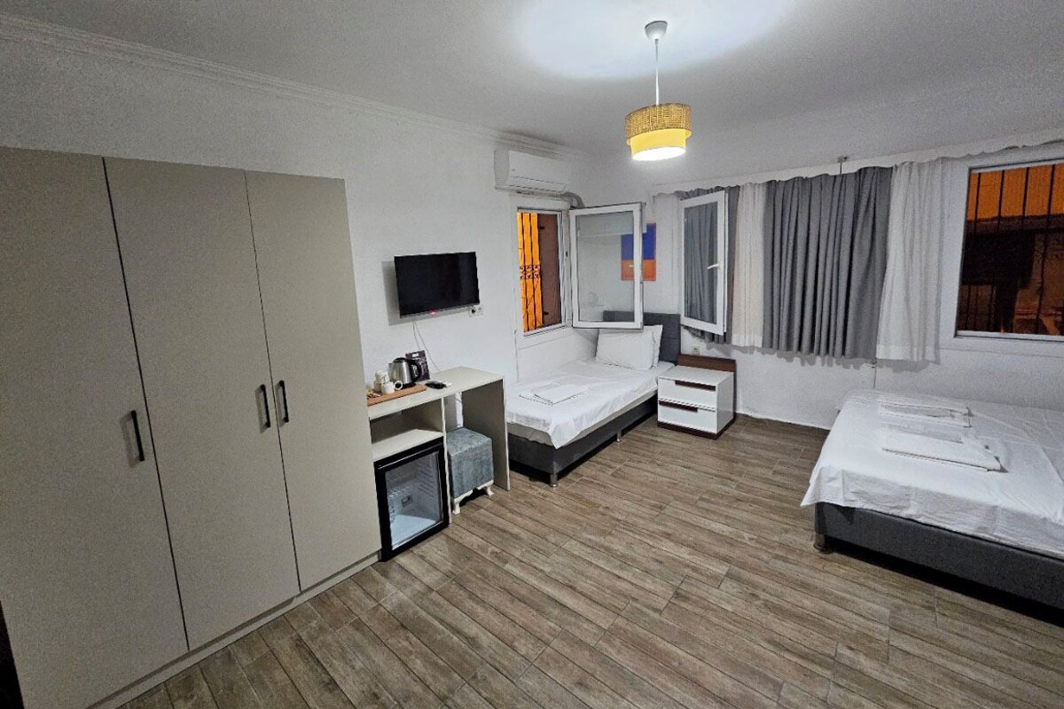 Habitación triple estándar | Minibar, tabla de planchar con plancha y wifi gratis