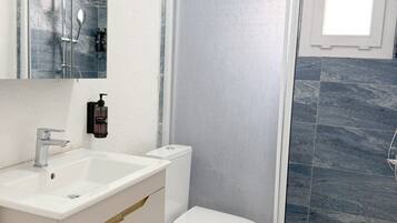Shower, perlengkapan mandi gratis, pengering rambut, dan sandal