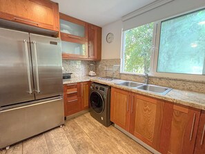 Refrigerador, microondas, parrilla de estufa y cafetera y tetera 