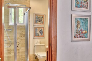 Dusche, Handtücher, Toilettenpapier