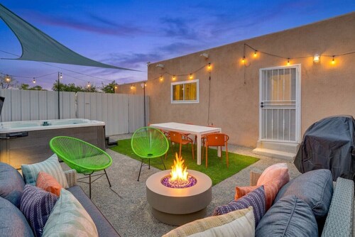 Hot Tub + Fire Pit - Sleeps 10 - 3 mi to Old Town