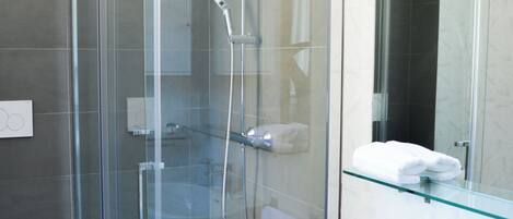 Douche, séchoir à cheveux, bidet, serviettes fournies