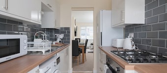 Contractor Stay | Parking & Fast Wi-Fi | Sleeps 4