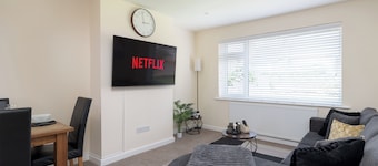 Contractor Stay | Parking & Fast Wi-Fi | Sleeps 4