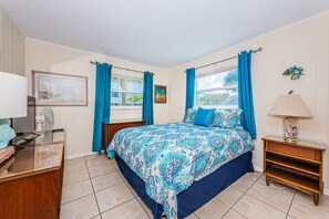 Room - Directly on the beach. Newly remodeled Beachfront Bungalow with perfect beach views (Indian Shores)
