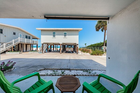 Terrace/patio - Directly on the beach. Newly remodeled Beachfront Bungalow with perfect beach views (Indian Shores)