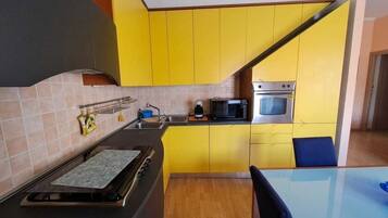 Coffee/tea maker, fridge, microwave, oven