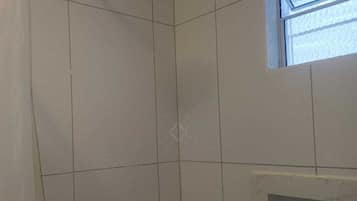Quarto casal básico, para não fumantes | Banheiro