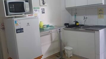 Habitación básica doble, no fumadores | Servicio de comidas en la habitación