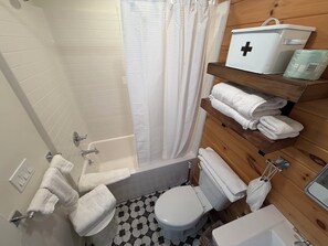 Douche, sĂšche-cheveux, serviettes fournies, savon