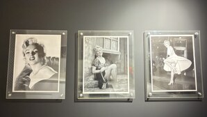 Tres fotografies emmarcades penjades a la paret.