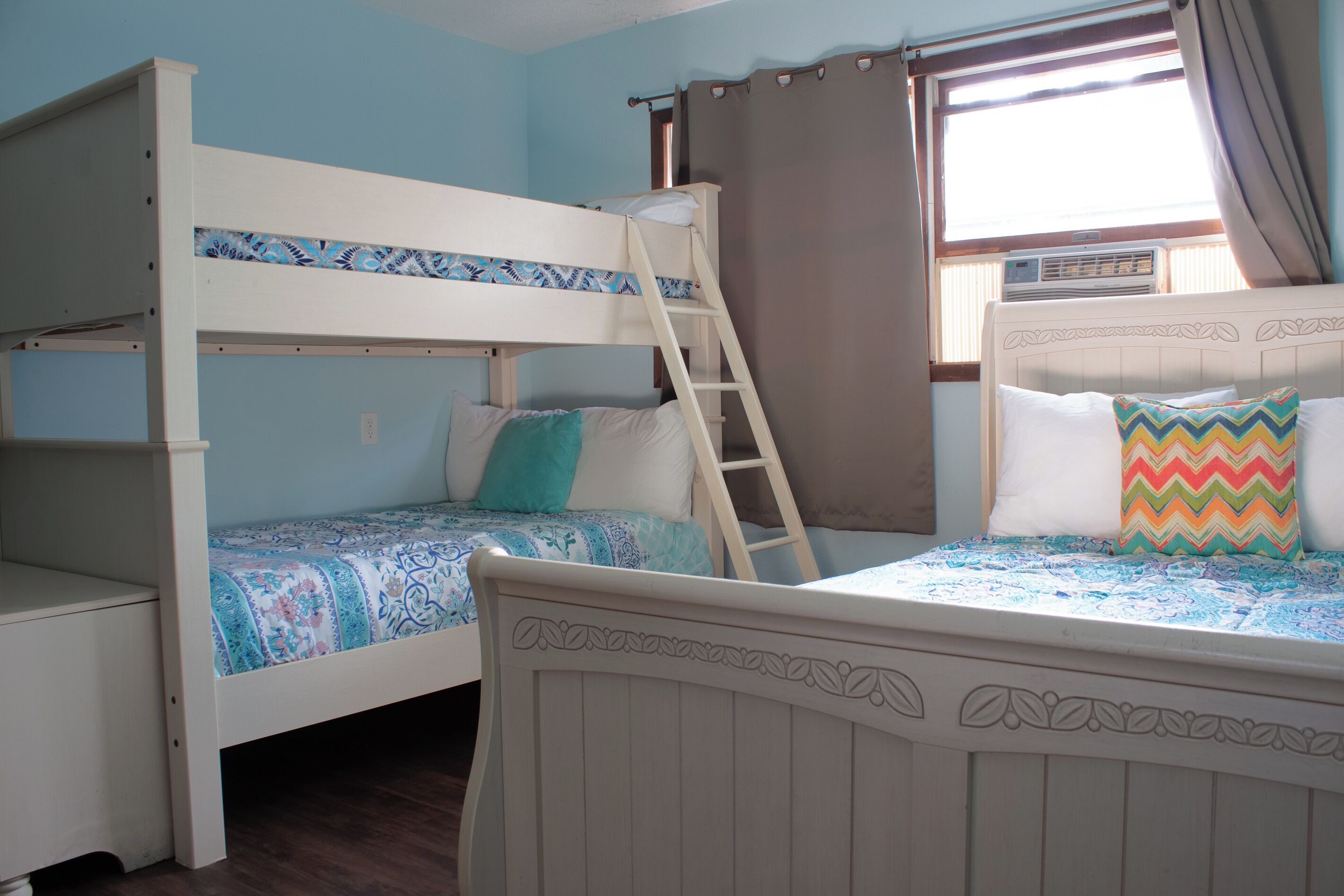 7 bedrooms, iron/ironing board, WiFi (free), bed sheets