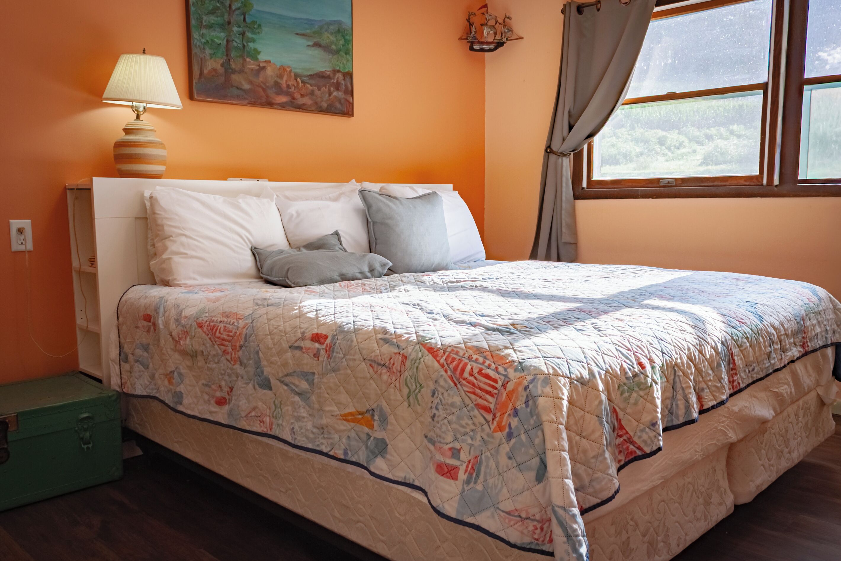 6 bedrooms, iron/ironing board, WiFi (free), bed sheets