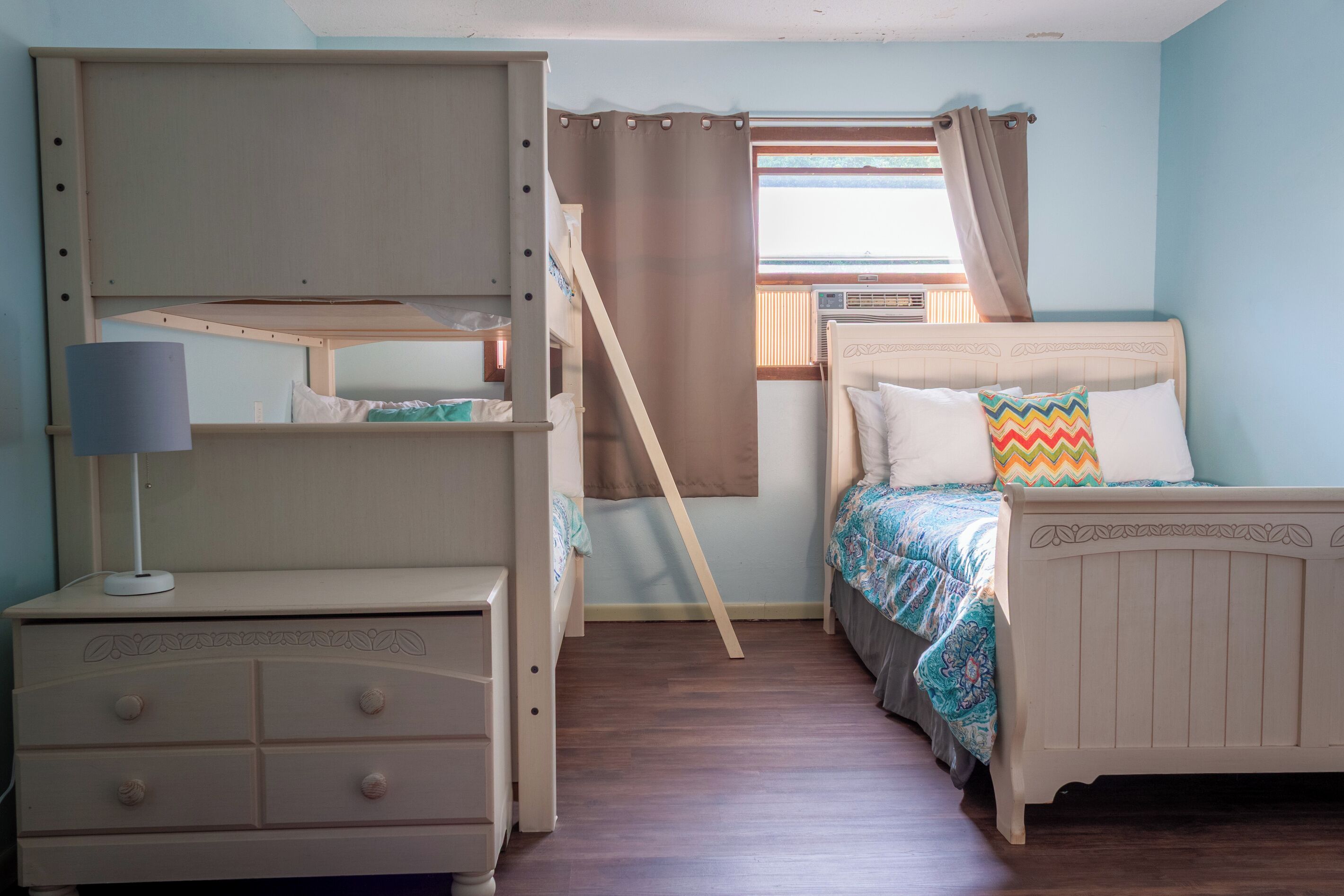 6 bedrooms, iron/ironing board, WiFi (free), bed sheets