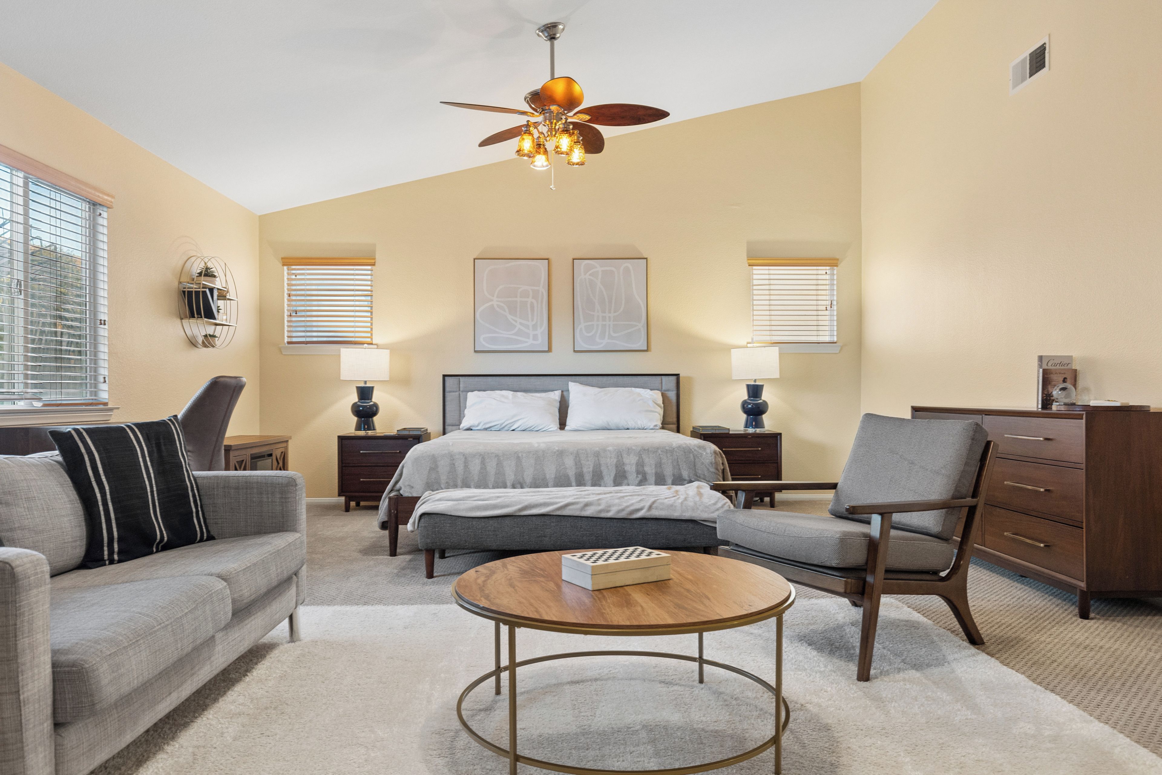 5 bedrooms, desk, iron/ironing board, WiFi (free)