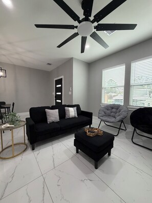 TV - The Locksley- Enjoyable 3-bedroom house in vibrant Houston (Houston)