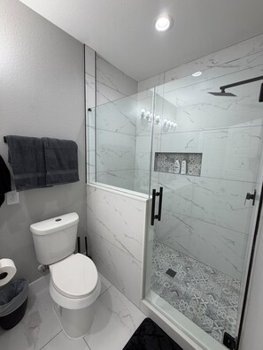 Haartrockner, Handtücher, Seife, Toilettenpapier