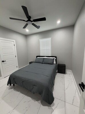 3 bedrooms, iron/ironing board, WiFi - The Locksley- Enjoyable 3-bedroom house in vibrant Houston (Houston)