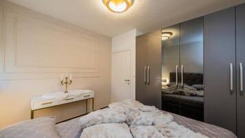 Iron/ironing board, Internet, bed sheets