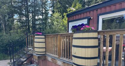 Unique Container home. 10 min from town. Stunning Mountain Views!