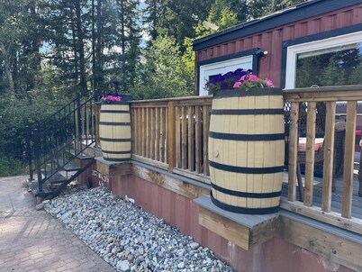 Unique Container home. 10 min from town. Stunning Mountain Views!