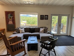 Smart TV - Unique Container home. 10 min from town. Stunning Mountain Views! (Golden)