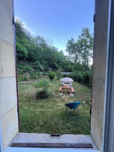 Ancienne maison, garde-barriere récemment, rénové au pied d1 chemin de randonnée