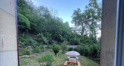 Ancienne maison, garde-barriere récemment, rénové au pied d1 chemin de randonnée